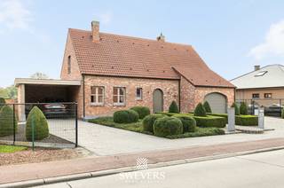 Voor meer info en foto’s, surf naar www.swevers.be – Deze instapklare open bebouwing aan de Sint-Truidensesteenweg 94 in Zoutleeuw biedt 215 m² wooncomfort, drie slaapkamers, twee badkamers, een aparte praktijkruimte en een prachtige zuidgerichte tuin. De woning, gebouwd in 1986 en doorheen de jaren vernieuwd, beschikt op het gelijkvloers over een gezellige living, ruime eetkamer en ingerichte open keuken met recente toestellen. De lichtrijke veranda biedt een mooi zicht op de tuin. Een aparte bureauruimte met ingebouwde boekenkast, berging, garage en carport zorgen voor extra mogelijkheden. Op de verdieping bevinden zich drie ruime slaapkamers voorzien van inbouwkasten. Ook een zolder biedt bijkomende opbergruimte. Het perceel van 11a 83ca beschikt over een volledig aangelegde, omheinde tuin met zuidelijke oriëntatie en een uitzonderlijk ruim terras van 133 m². Ideaal om in alle rust van het buitenleven te genieten. Ook technisch werd geïnvesteerd: hoogrendementsglas, 13 zonnepanelen en een gasaansluiting, aangevuld met nieuwe airco in 2026. Dankzij de gunstige ligging bevinden winkels, scholen, openbaar vervoer en recreatiemogelijkheden zich vlakbij. Provinciedomein Het Vinne ligt op slechts 1,7 km. Een veelzijdige, instapklare woning met ruimte voor het hele gezin én thuiswerk.Voor meer informatie, bel 012 699 900. Bron bewoonbare oppervlakte: EPC – verslag.