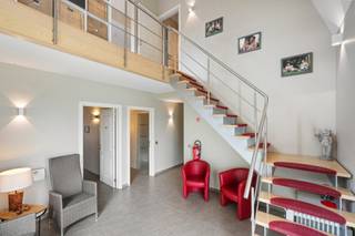 Unieke energie zuinige villa gelegen in rustige straat en toch vlakbij alle verbindingswegen ! Kom binnen en ervaar onmiddellijk de enorme woonoppervlakte ! Ruime open inkomhal met toegang tot de 3 slaapkamers met elk hun eigen badkamer en een polyvalente ruimte. Boven grote leefkeuken voorzien van alle toestellen (verschillende ovens, warmhoud-lade, tapanyaki, koffie apparaat, vaatwas, .....) en een gezellige living. Achterliggende berging met bijkeuken en apart toilet. Overal vloerverwarming, warmtepomp, 24 zonnepanelen. Super gezellige zuid-gerichte tuin met (overdekt)terras, sauna voor 6 personen, buitendouche met koud en warm water en een bijgebouw van 26m² !!! Alles mooi verscholen achter een automatische poort en wel plaats voor 4 wagens! EPC Label A !!