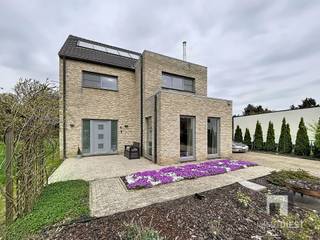 EIGENTIJDSE WONING MET VEEL MOGELIJKHEDEN IN TESSENDERLO Welkom in deze moderne gezinswoning gelegen in het mooie Tessenderlo. Dit eigentijdse pand...