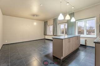 OP ZOEK NAAR EEN GEZELLIG APPARTEMENT TE KOOP IN BILZEN? DIT INSTAPKLARE APPARTEMENT BEVINDT ZICH OP DE TWEEDE VERDIEPING VAN EEN KLEINSCHALIG...