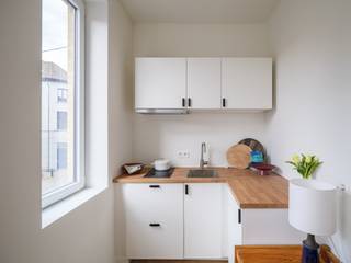 <strong>Opbrengsteigendom met 3 vergunde studio’s op topligging in Gent</strong><br /><br />Deze opbrengsteigendom is gunstig gelegen in de Scheldestraat, nabij het Rozebroekenpark en op korte fietsafstand van het stadscentrum en station Gent-Dampoort. Op slechts 5 à 10 minuten fietsen van de binnenstad geniet u hier van een gegeerde ligging met alle voorzieningen en openbaar vervoer op wandelafstand.<br /><br />De studio’s op de eerste en tweede verdieping werden pas gerenoveerd (2025) en behalen een EPC-score A. Met een oppervlakte van ca. 40 m² per unit zijn ze praktisch ingericht met een open keuken en leefruimte, aparte slaapruimte en een badkamer met douche, toilet en wasplaats. Grote raampartijen zorgen voor een aangename lichtinval. Ook het gelijkvloers appartement is instapklaar en beschikt over een EPC-score C.<br /><br /><strong>Samengevat: een opportuniteit voor ouders van studerende kinderen of investeerders, die op zoek zijn naar een duurzame en toekomstgerichte investering.</strong><br /><br /><em>Voor meer info of bezoeken, mail naar info@carloeggermont.be </em>