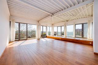 <p><span>Magnifique penthouse d'environ 147m²</span><span> (cfr EPC) avec </span><span>magnifique terrasse sur le toit d'environ 100m²</span><span> situé à l'entrée du </span><span>quartier vert !</span></p><p><span> </span></p><p><span> </span></p><p><span> </span></p><p><span>Grâce aux nombreuses fenêtres, ce loft est baigné </span><span>d'une oasis de lumière</span><span>. </span><span> Avec les </span><span>gares de</span><span>Zurenborg </span><span>et de </span><span>Berchem</span><span> accessibles à pied, vous êtes immédiatement proche de tout. Tous les bars, restaurants et lieux de vie branchés ne sont qu'à 5 minutes à pied. Et le </span><span>parc du Groen Kwartier</span><span> est votre propre jardin et terrasse.</span></p><p><span> </span></p><p><span>Disposition :</span></p><p><span>- rez-de-chaussée : hall d'entrée commun avec cage d'escalier et ascenseur</span></p><p><span>- le loft est situé au 2ème étage</span></p><p><span>- espace de vie spacieux et ensoleillé</span></p><p><span>- cuisine équipée ouverte avec tout le confort moderne </span></p><p><span>- chambre 1</span></p><p><span>- chambre 2</span></p><p><span>- salle de bain avec baignoire, toilette et lavabo dans le meuble</span></p><p><span> </span></p><p><span>Avantages</span></p><p><span>- situation privilégiée à Anvers</span></p><p><span>- loft lumineux avec de hauts plafonds</span></p><p><span>- rénové en 2014</span></p><p><span>- ePC favorable</span></p><p><span>- pas d'amiante</span></p><p><span>- électricité conforme</span></p><p><span>- Chauffage central individuel au gaz</span></p><p><span>- gratuit par acte notarié</span></p><p><span>- services publics séparés (eau, gaz et électricité)</span></p><p><span>- peu de frais fixes, le syndic est résident</span></p><p><span> </span></p><p><span>Vous êtes intéressé par cet appartement à vendre dans le quartier vert, vous cherchez un autre bien immobilier, un investissement ou vous voulez connaître la valeur de votre bien ? Alors BOLT immo est l'endroit idéal pour vous ! Nous nous ferons un plaisir de vous aider.</span><span> </span></p><p><span> </span></p>