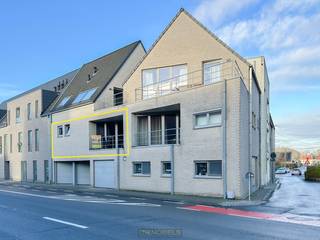 INSTAPKLAAR en STIJLVOL APPARTEMENT met een ZONNIG TERRASJE en een PRIVATIEVE PARKEERPLAATS op een GUNSTIGE LOCATIE aan de STADSRAND met een...