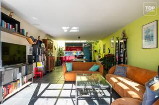 Deze perfect onderhouden woning combineert ruimte, comfort en energiezuinig wonen. De woning beschikt over 4 volwaardige slaapkamers en 2 badkamers, waarvan één recent vernieuwd werd met een moderne inloopdouche. De tweede badkamer kan nog naar eigen smaak worden opgefrist.<br /><br />Buiten geniet u van een grote, groene tuin met vijver en terras, een bijzonder aangename plek om tot rust te komen in alle privacy. De woning is gelegen in een rustige straat met weinig verkeer, vlakbij een tramhalte, winkels en alle voorzieningen. Het centrum van Gent bereikt u bovendien in slechts 15 minuten fietsen.<br /><br />Doorheen de jaren werden tal van kwalitatieve renovaties uitgevoerd, waaronder een vernieuwd en geïsoleerd dak, condenserende gasketel, moderne keuken, 10 zonnepanelen, spouw- en zolderisolatie, hoogrendementsbeglazing en een vernieuwd plat dak met EPDM en 15 cm isolatie. Ook de riolering, garagevloer, dakgoten en waterleidingen werden recent vernieuwd.<br /><br />Kortom, een instapklare woning met veel ruimte, een uitstekende ligging en tal van energetische investeringen. Ideaal voor gezinnen die comfortabel en zorgeloos willen wonen nabij Gent.<br /><br />Contacteer Top Vastgoed voor meer info en een bezoek op 0475 700 700.