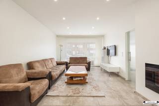 <p>In een rustige en aangename straat in Merksem vindt u deze volledig gerenoveerde woning, waar hedendaags comfort en een warme, uitnodigende sfeer hand in hand gaan. Dankzij het EPC-label B en de conforme elektriciteitskeuring woont u hier niet alleen stijlvol, maar ook energiezuinig en zorgeloos.</p><p>Bij het binnenkomen wordt u meteen verwelkomd in een lichtrijke leefruimte die mooi aansluit op de open keuken met keukeneiland, dé plek waar koken en gezellig samenzijn centraal staan. Op het gelijkvloers bevinden zich verder een technische ruimte en een apart gastentoilet. Via het grote schuifraam bereikt u het overdekte terras, ideaal om het hele jaar door van buiten te genieten.</p><p>De verdieping biedt twee ruime slaapkamers en een derde, compactere kamer, perfect in te richten als dressing of bureau. De moderne badkamer is uitgerust met een inloopdouche, lavabo en toilet, en werd afgewerkt met oog voor comfort en stijl.</p><p>Buiten wacht een oost-georiënteerde tuin, waar u ’s ochtends heerlijk van de zon kunt genieten. Achteraan bevindt zich een praktische tuinberging, die zich uitstekend leent als hobbyruimte. De recent aangelegde oprit en de opgefriste gevel maken het plaatje helemaal af.</p><p>Samengevat:<br />- Instapklare woning<br />- EPC label B - 125 kWh/(m2jaar)<br />- Conforme elektriciteitskeuring<br />- Zonnepanelen<br />- 2 autostaanplaatsen</p>