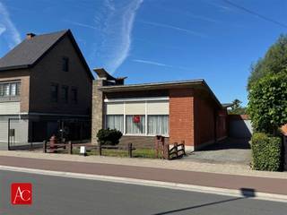 <p>Een mooie kans voor de ambitieuze verbouwers onder ons.</p><p>Deze open bebouwing, type bungalow, combineert een mooi perceel van 924 m², met een prachtig onbelemmerd uitzicht over de velden.</p><p>Gelegen aan de rand van Sint-Niklaas biedt deze eigendom alle vrijheid om uw droomwoning te realiseren, of het nu gaat om een grondige renovatie of een volledige heropbouw, het potentieel is aanwezig. Dankzij het gunstige BTW-tarief van 6% op afbraak en heropbouw maakt u van deze locatie een fiscaal heel voordelige investering in uw toekomst.</p><p>Het perceel, met een zuidwestelijke oriëntatie aan de achterzijde, garandeert maximale zonlichtheid en een weids, groen uitzicht dat u dag na dag doet genieten van de rust en ruimte rondom.</p><p>De gelijkvloerse woning voorziet met haar 113 m² bewoonbare oppervlakte in een lichtrijke woonkamer met aangrenzende keuken, een hal met vestiaire en bezoekerstoilet, een ingerichte badkamer met inloopdouche, 2 slaapkamers, een berging/wasplaats en een garage. Samen met de grote tuin en de oprit vormt dit de ideale basis om iets moois van te maken.</p><p>Is uw interesse gewekt, aarzel dan niet en contacteer ons voor een plaatsbezoek!</p>