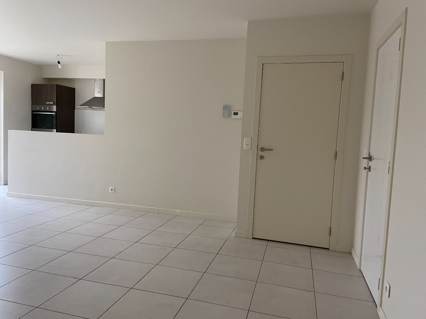 Recent energiezuinig appartement op de 1ste verdieping met 2 slaapkamers, terras en autostaanplaats - foto 4