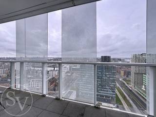 <p><strong>Topappartement met panoramisch uitzicht over Antwerpen!</strong></p>
<p>Op zoek naar een stijlvol appartement met <strong>fenomenaal uitzicht</strong>, veel licht en alle comfort?<br />Dit sfeervolle appartement van ca. 81 m² (incl. terras) bevindt zich op de 20ste verdieping van een van de mooiste woontorens van Antwerpen en biedt een <strong>panoramisch zicht richting het Eilandje en het stadscentrum</strong>.</p>
<p><strong>Troeven</strong></p>
<ul>
<li>Warme parketvloer over de hele woning</li>
<li><strong>Twee</strong> ruime <strong>slaapkamers</strong></li>
<li>Hoge plafonds en overvloedig lichtinval</li>
<li>Tof <strong>terras van 15 m²</strong> toegankelijk vanuit zowel de woonkamer als de slaapkamers</li>
<li>Compacte, volledig ingerichte open keuken (vaatwasser, kookplaat, dampkap, koelkast met vriesvak)</li>
<li>Grote badkamer met inloopdouche, lavabo en toilet</li>
<li>Afzonderlijke berging met aansluiting voor wasmachine</li>
</ul>
<p>Ondergronds vindt u een <strong>kelderberging (B192 op -2)</strong> en een <strong>autostaanplaats (P69 op -1), </strong> deze laatste is <strong>verplicht bij aan te kopen à €27.000</strong>. Er zijn bovendien <strong>drie fietsstalplaatsen</strong> inbegrepen (*).</p>
<p><strong>Comfortabel wonen met zorgeloze opbrengst.</strong></p>
<p>Het appartement is sinds 1 maart 2023 verhuurd aan €875 + €100 provisie algemene kosten.<br />De verhuur verloopt via een poolsysteem, wat betekent dat de opbrengst (na kosten) verdeeld wordt onder alle eigenaars die verhuren. Geen zorgen dus: ook bij tijdelijke leegstand blijft u genieten van een stabiele opbrengst.</p>
<p><strong>Technisch &amp; financieel</strong></p>
<ul>
<li>Verwarming op gas via collectieve installatie met individuele calorimeters</li>
<li>Individuele meters voor water en elektriciteit</li>
<li>Gemiddelde <strong>algemene kosten: ca. €143/maand (exclusief verwarming)</strong></li>
<li>EPC, elektriciteitskeuring, plannen en pre-verkoopinfo beschikbaar onderaan deze pagina</li>
</ul>
<p><strong>Prijs</strong></p>
<ul>
<li>Appartement: <strong>€239.000</strong></li>
<li>Autostaanplaats: <strong>€27.000</strong> (verplicht bij aankoop)</li>
</ul>
<p></p>
<p>Een instapklaar appartement met ruim terras, prachtig uitzicht én zorgeloze investering. Wil je meer weten of een bezoek inplannen? Neem vandaag nog contact met ons op!</p>
<p></p>