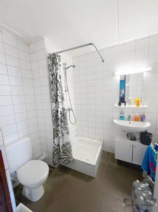 <p><span>Deze gemeubelde studio van 28 m² bevindt zich in een verzorgde studentenresidentie en is ideaal voor één persoon die op zoek is naar een comfortabele, instapklare woonruimte. De studio werd in 2020 volledig gerenoveerd, met nieuwe ramen met dubbel glas, een vernieuwde badkamer met lavabo, douche en toilet, en een moderne, uitgeruste keuken met oven, microgolf en inductiekookplaat. Het geheel is lichtrijk en beschikt over een eigen terras, wat zorgt voor een aangename woonervaring met een huiselijk gevoel. Een domicilie-adres plaatsen is mogelijk.</span></p><p><span>De residentie biedt bovendien tal van gemeenschappelijke voorzieningen, waaronder een fietsenstalling, een tuin, een lift, wasmachine en droogkast, en een gedeelde autostaanplaats. Voor internet kan de bewoner zelf een contract afsluiten bij een provider naar keuze.</span></p><p><span>De ligging is een groot pluspunt: de studio bevindt zich nabij de E314 en E40, Leuven centrum, Colruyt, UZ Gasthuisberg, Imec, de Arenbergcampus en diverse sportfaciliteiten. Ook openbaar vervoer is uitstekend bereikbaar, met bushaltes van lijnen 7, 8, 9 en de ringbus op wandelafstand.</span></p><p><span>Deze studio biedt een combinatie van comfort, praktische voorzieningen en een strategische ligging ideaal voor wie in Leuven wil studeren of werken. Interesse? Laat gerust iets weten!</span></p>