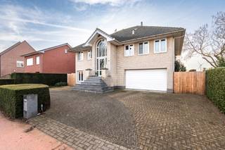 <p><strong>Ruime woning met wellness op een mooi perceel</strong></p>
<p>Deze vrijstaande woning is gelegen op een perceel van ca. 8.398 m² en biedt veel ruimte, zowel binnen als buiten.</p>
<p>Via de inkomhal met gastentoilet en vestiaire bereikt u de woonkamer en de open keuken. De keuken is voorzien van de nodige toestellen en sluit aan op de lichtrijke leefruimte met grote raampartijen en een gashaard.</p>
<p>De woning beschikt over meerdere ruime slaapkamers en een badkamer. In de kelder bevindt zich een wellnessruimte met sauna, Turks stoombad en douche.</p>
<p>Verder is de woning uitgerust met een dubbele inpandige garage, elektrische rolluiken, een alarmsysteem, vloerverwarming en een centraal stofzuigsysteem.</p>
<p>De woning heeft een verzorgde, standaard afwerking en biedt een uitstekende basis. Met enkele opfrissings- en moderniseringswerken is deze woning eenvoudig weer helemaal aangepast aan de woonwensen van vandaag.</p>
<p></p>