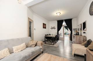 [[ DIT PAND NEEMT DEEL AAN DE ERA OPEN HUIZEN DAG OP 13/6 VAN 13:00 TOT 14:00 ]]
<p>Te koop: karaktervolle gesloten bebouwing in de Peter Benoitstraat, Sint-Niklaas, gelegen in een residentiële woonkern nabij scholen, openbaar vervoer en het park.</p>

<p> </p>

<p>Deze woning uit de periode 1919-1930 combineert authentieke charme met praktische indeling. Dankzij het EPC-label C geniet u van een degelijke energieprestatie. De ligging is bijzonder gunstig: op wandelafstand van het treinstation, dichtbij invalswegen en het ziekenhuis. Met vier slaapkamers en een ruime keuken is dit een ideale gezinswoning.</p>

<p> </p>

<p>Belangrijkste ruimtes:<br />• Woonkamer (24,01 m²) met gezellige sfeer<br />• Keuken (20,41 m²) met voldoende ruimte voor eetgedeelte<br />• Badkamer (10,69 m²) met basisvoorzieningen<br />• Vier slaapkamers (11,73 m²; 14,28 m²; 12,93 m²; 13,09 m²)<br />• Zolder (22,3 m²) met extra opslagmogelijkheden<br />• Berging (2,0 m²)<br />• Inkomhal (4,69 m²) en hal (4,52 m²)</p>

<p> </p>

<p>Troeven:<br />• Centrale ligging nabij scholen, openbaar vervoer en park<br />• Vier volwaardige slaapkamers<br />• Degelijke energieprestatie (EPC-label C)</p>

<p> </p>

<p>Neem vandaag nog contact op met je ERA-makelaar voor een bezoek.</p>

<p> </p>

<p>JOUW DROOMHUIS. ZO GEVONDEN!</p>