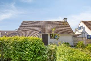 De woning omvat inkomhall, slaapkamer op gelijkvloers verdieping, badkamer voorzien van ligbad, toilet en lavabomeubel, open ingerichte keuken met aanpalend leefruimte. <br /><br />De woning beschikt over een zongerichte tuin en een ruime buitenberging. <br />Parking aanwezig voor de woning. <br /><br />TROEVEN:<br />- Goede investering <br />- 3 slaapkamers<br />- Zongerichte tuin