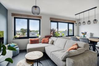 <strong>Appartement met 1 slaapkamer te huur in centrum Tessenderlo</strong><br /><br />In Eersels, een rustige wijk in het centrum van Tessenderlo, vinden we dit leuke appartement op de tweede verdieping. Het appartement bevindt zich op wandelafstand van winkels, supermarkten, scholen, horecazaken en het openbaar vervoer. Bovendien ligt de op- en afrit van de E313 op slechts enkele minuten rijden.<br /><br />We betreden het appartement via de inkomhal en bereiken via de trap de tweede verdieping. De woonkamer  geniet dankzij de twee grote raampartijen van veel natuurlijke lichtinval. Aansluitend bevindt zich de keuken, die mooi aansluit op de leefruimte en samen een gezellig geheel vormt. De keuken is uitgerust met een dubbele spoelbak, elektrische kookplaat, vaatwasser en koelkast. Via de hal bereiken we de ruime slaapkamer, die bovendien voorzien is van een rolluik. In de hal is airco aanwezig. De badkamer beschikt over een douchebad, lavabo en aansluiting voor een wasmachine. Verder is er nog een apart toilet en een berging aanwezig.<br /><br />Het appartement heeft een gunstig energielabel C en wordt verwarmd via centrale verwarming op gas.<br /><br />De huurprijs bedraagt 810,00 euro per maand en er zijn geen bijkomende gemeenschappelijke kosten. Het appartement is beschikbaar vanaf 15 oktober 2026.<br /><br />Spreekt dit leuke appartement jullie aan? Contacteer ons dan via info@bosmanvastgoed.be voor meer info of een bezoek ter plaatse.