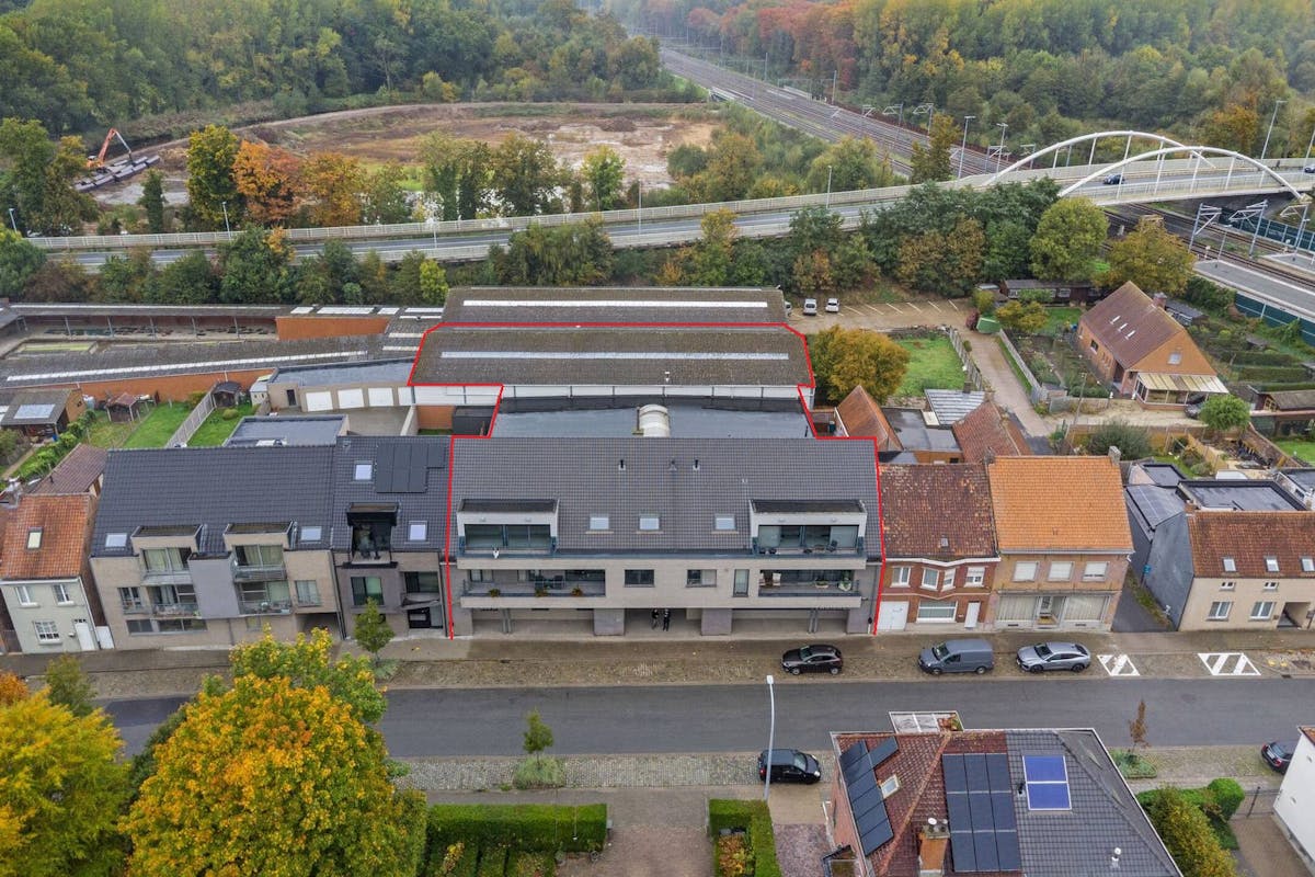 Local commercial avec entrepôt à louer dans la Stationsstraat à Oostkamp - photo 1