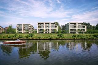 Dit tweeslaapkamerappartement met een oppervlakte van 91 m² is gelegen op het tweede verdiep van gebouw A. Het appartement beschikt over een inkomhal met plaats voor een vestiairekast, een afzonderlijk toilet, een lichtrijke woonkamer met grote raampartijen, een open keuken en technische berging, een volwaardige slaapkamer, een kinderkamer/bureau en een badkamer uitgerust met een inloopdouche en een dubbele wastafel. Bijkomend biedt dit appartement een terras van 10 m² met een noordwestelijke oriëntatie. <br /><br />Dit appartement is gelegen in residentie Waterkant, een exclusief nieuwbouwproject in Gavere, gelegen op een boogscheut van de kerk langs de oevers van de Schelde. Het project bestaat uit ruime, lichtrijke appartementen die volledig naar eigen stijl kunnen worden afgewerkt, waardoor u uw persoonlijke woonwensen volledig kunt realiseren.<br /><br />De appartementen zijn uitgerust met warmtepompen, vloerverwarming en een ventilatiesysteem D, wat zorgt voor een energiezuinig, gezond en comfortabel binnenklimaat en een Epeil van max 10 (vrijstelling onroerende voorheffing eerste 5 jaar). De indeling van de units en de ligging van de terrassen zijn zo ontworpen dat u maximaal kan profiteren van natuurlijk licht en de beschikbare ruimte. Sommige appartementen bieden een schitterend uitzicht over het water, terwijl andere units genieten van een rustige binnentuin, waardoor zowel buiten- als binnenbeleving optimaal wordt geïntegreerd in uw woonervaring.<br /><br />Voor het dagelijkse gemak is er een ondergrondse parking voorzien voor alle bewoners, zodat parkeren veilig, vlot en comfortabel verloopt. Extra bergruimte en fietsenstallingen zijn eveneens beschikbaar.<br />De ligging van Waterkant biedt een unieke combinatie van rust en bereikbaarheid. Alles wat u nodig heeft voor het dagelijkse leven, van winkels tot horeca, bevindt zich op korte afstand. Voor ontspanning en recreatie liggen de wandel- en fietsroutes langs de Schelde praktisch voor de deur.<br /><br />De Kasteeldreef, waar Waterkant gelegen is, biedt bovendien een uitstekende mobiliteit. Het aanbod aan openbaar vervoer verbindt Gavere met omliggende steden en dorpen, terwijl de nabijheid van hoofdwegen een snelle toegang naar Gent, Oudenaarde en andere centra mogelijk maakt. Voor wie de fiets of te voet verkiest, zijn er in de omgeving tal van routes die zowel recreatief als praktisch gebruikt kunnen worden. Zo combineert de locatie een rustige woonomgeving met een vlotte bereikbaarheid, zonder afhankelijk te zijn van de auto voor dagelijkse verplaatsingen.<br /><br />Verlaagd btw-tarief van 6% mogelijk op de volledige constructiewaarde, nu ook voor investeerders.<br /><br />Benieuwd naar het aanbod in dit project? Plan dan uw vrijblijvende afspraak in via guillian@landbergh.be of 09 278 78 79