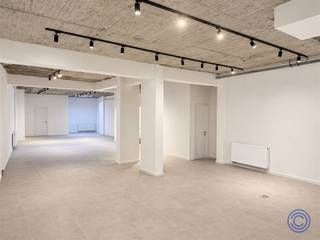 <p><span>Informations sur le local commercial :</span></p><p><span>Vous recherchez un local commercial spacieux et entièrement rénové, situé dans un endroit bien visible à Anvers ? Alors ce local commercial situé au 165 de la Mechelsesteenweg vaut certainement le détour. L'espace commercial présente une superficie totale d'environ 180 m², dont environ 170 m² d'espace de vente ou commercial aménageable de manière flexible. Grâce à sa grande vitrine et à son emplacement sur la Mechelsesteenweg, le local bénéficie d'une excellente visibilité et d'une belle fréquentation. Le local a été entièrement rénové et est équipé d’une nouvelle installation de chauffage Vaillant, d’une installation électrique neuve et certifiée (valable jusqu’en 2031), d’une kitchenette pratique et de toilettes séparées. Avec un label PEB de classe B, il offre en outre une bonne performance énergétique. L'espace commercial, dont le permis d'exploitation a été délivré, se prête parfaitement à diverses formes de commerce de détail, à un showroom ou à un atelier d'art, sous réserve des prescriptions urbanistiques en vigueur. Les établissements de restauration et les commerces alimentaires ne sont pas autorisés. Une opportunité attrayante pour les entrepreneurs à la recherche d’un local commercial spacieux, prêt à l’emploi et polyvalent, situé dans un emplacement de choix à Anvers en 2018.</span></p><p><span>Agencement</span></p><ul><li><span>Surface d’environ 180 m².</span></li><li><span>Salle de bains avec lavabo.</span></li><li><span>Cuisine séparée et équipée.</span></li><li><span>Sous-sol d'environ 5 m².</span></li><li><span>Utilisation possible : </span><span>commerce de détail, salle d'exposition, atelier d'art, etc. </span></li><li><span>PEP B.</span></li><li><span>Chauffage par radiateurs. </span></li></ul><p><span> </span></p><p><span>Informations générales</span></p><ul><li><span>Loyer : 2 250 EUR/mois + 150 EUR/mois de provision pour la consommation d'eau.</span></li><li><span>Taxe foncière d'environ 3 000 EUR/an.</span></li><li><span>Disponible immédiatement.</span></li></ul><ul><li><span>Consommation individuelle de gaz, d'eau et d'électricité. </span></li><li><span>Caution : 3 mois.</span></li><li><span>L'établissement de l'état des lieux est négociable. </span></li></ul><ul><li><span>Commission à la charge du locataire : 15 % du loyer annuel hors TVA.</span></li></ul><p><span> </span></p><p><span>Immeuble</span></p><ul><li><span>Local commercial situé au rez-de-chaussée.</span></li></ul><p><span> </span></p><p><span>Situation</span></p><ul><li><span>Emplacement très visible sur la Mechelsesteenweg, une artère importante menant au centre d'Anvers.</span></li><li><span>Forte fréquentation, tant piétonne qu’en vélo et en voiture.</span></li><li><span>Facilement accessible en transports en commun et à proximité du centre-ville</span><span>.</span></li></ul><p><span> </span></p><p><span>*Les informations contenues dans cette brochure sont fournies à titre indicatif : il appartient aux candidats locataires de se charger eux-mêmes de l'obtention, de la vérification et de l'interprétation de ces informations.</span></p><p><span> </span></p><p><span> </span></p>