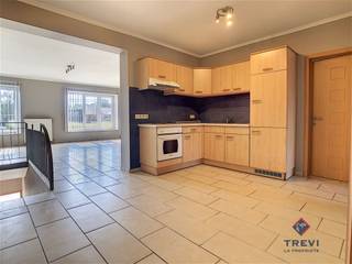 TRAZEGNIES - A LOUER - 750€/mois Très bel appartement lumineux situé au premier étage d'un bâtiment ne comprenant que deux logements.  Composition: ...