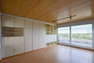 <h1><span>Studio op de 10de verdieping met dakterras en zicht op het Rivierenhof</span></h1>
<p><span>Op de 10de verdieping van een appartementsgebouw met lift in Deurne bevindt zich deze studio van ca. 40 m². De studio is toe aan een opfrissing, maar beschikt over een aantal mooie troeven: de ramen werden reeds vernieuwd en het aangename dakterras biedt een bijzonder open uitzicht richting het Rivierenhof. Een interessante opportuniteit voor wie een compacte woonst naar eigen smaak wil inrichten of op zoek is naar een investering in Deurne.</span></p>
<p><strong><span>Indeling</span></strong></p>
<ul>
<li><span>Woon- en slaapruimte met voldoende plaats voor een bed en zithoek.</span></li>
<li><span>Ruime, praktische kastenwand die heel wat opbergruimte biedt.</span></li>
<li><span>Afzonderlijke keuken.</span></li>
<li><span>Badkamer voorzien van een bad met douchefunctie, lavabo en toilet.</span></li>
<li><span>Aangenaam dakterras met een open uitzicht richting het Rivierenhof.</span></li>
<li><span>De studio bevindt zich op de 10de verdieping en is bereikbaar met de lift.</span></li>
</ul>
<p><strong><span>Op te frissen met mooie basis</span></strong><br /><span>De studio heeft een totale oppervlakte van ca. 40 m² en kan een algemene opfrissing gebruiken. De reeds vernieuwde ramen vormen daarbij een belangrijke troef en een mooie basis voor verdere modernisering.</span></p>
<p><span>Dankzij de hoge ligging geniet u bovendien van een ruimtelijk gevoel en een open uitzicht. Het dakterras vormt zonder twijfel een van de blikvangers: een fijne buitenruimte met zicht richting het groen van het Rivierenhof.</span></p>
<p><strong><span>Compact wonen of investeren in Deurne</span></strong><br /><span>Met zijn oppervlakte van ca. 40 m², vernieuwde ramen, praktische indeling, lift en dakterras biedt deze studio heel wat potentieel. Ideaal voor wie zelf de handen uit de mouwen wil steken en het geheel naar eigen smaak wil afwerken.</span></p>
<p><span>Interesse in deze studio op de 10de verdieping in Deurne? Contacteer ons voor meer informatie of een bezoek via </span><strong><span>03 535 12 75</span></strong><span>.</span></p>