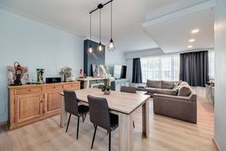 <p><span>Het betreft </span><span>2 geschakelde gelijkvloerse appartementen </span><span>(1 met 1 slk, 1 met 2 slk), momenteel </span><span>gekoppeld </span><span>tot </span><span>1 ruim 3-slaapkamerappartement. </span></p><p><span>Gelegen in </span><span>Wilrijk</span><span>: een gunstige ligging bevinden winkels, openbaar vervoer, scholen, horeca en andere dagelijkse voorzieningen zich in de nabije omgeving. Ook belangrijke invalswegen en de Antwerpse Ring zijn vlot bereikbaar.</span></p><p><span>Het appartement is ontstaan uit de samenvoeging van oorspronkelijk twee afzonderlijke appartementen en vormt vandaag één bijzonder ruim en aangenaam geheel. Hierdoor geniet je niet alleen van uitzonderlijk veel woonruimte, maar ook van een praktische indeling met tal van mogelijkheden.</span></p><p><span>De woning beschikt over een ruime leefruimte, drie volwaardige slaapkamers en twee badkamers. Een absolute troef is de zeer leuke tuin, die voor extra rust en buitenruimte zorgt en het geheel een aangenaam woongevoel geeft.</span></p><p><span>Dankzij de oorspronkelijke indeling als twee appartementen biedt het pand bovendien interessante mogelijkheden op vlak van gebruik en inrichting.</span></p><p><span>Indeling</span><span><br />· Inkomhal<br />· Ruime leef- en eetruimte<br />· Keuken<br />· 3 slaapkamers<br />· 2 badkamers<br />· </span><span>Zeer aangename tuin</span><span><br />· Diverse bergruimtes</span></p><p><span>Troeven</span><span><br />· 3 volwaardige slaapkamers<br />· 2 badkamers<br />· Bijzonder ruim appartement<br />· Ontstaan uit de samenvoeging van 2 appartementen<br />· </span><span>Tal van mogelijkheden naar indeling en gebruik</span><span><br />· Aangename en ruime tuin<br />· </span><span>2 private kelderbergingen</span><span><br />· Elektrische keuring conform!</span></p><p><span>Afmetingen en oppervlaktes zijn indicatief.</span></p><p><span>Dit pand kan onderhevig zijn aan de renovatieverplichting die door de Vlaamse overheid wordt opgelegd voor residentiële gebouwen. Consulteer voor meer informatie de website van het Vlaams Energie- en Klimaatagentschap via https://www.energiesparen.be/renovatieverplichting-residenti%C3%ABle-gebouwen-2023</span></p><p><span>Ben jij geïnteresseerd in dit ruime 3-slaapkamerappartement in Wilrijk, ben je op zoek naar ander vastgoed of wens je de waarde van jouw eigendom te kennen? Dan ben je bij BOLT immo aan het juiste adres! Wij helpen jou graag verder.</span></p>