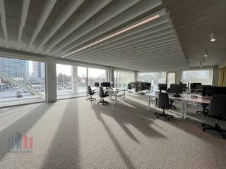 Exceptionally located office of 928 m² for rent, barely 500 m from the R4 with a beautiful view of the Ghent Water Sports Course. Also easy to reach by public transport: there are several bus stops nearby. <br /><br />The beautifully finished office is located on the first floor and forms part of an extremely high-quality and sustainable office project with meeting rooms, reception area, restaurant, terrace, ... The large windows allow for plenty of natural light. Ample parking possibilities in the vicinity. Available immediately!<br /><br />Contact PANORAMA B2B for further information, plans or a no-obligation site visit on 09 225 09 02.