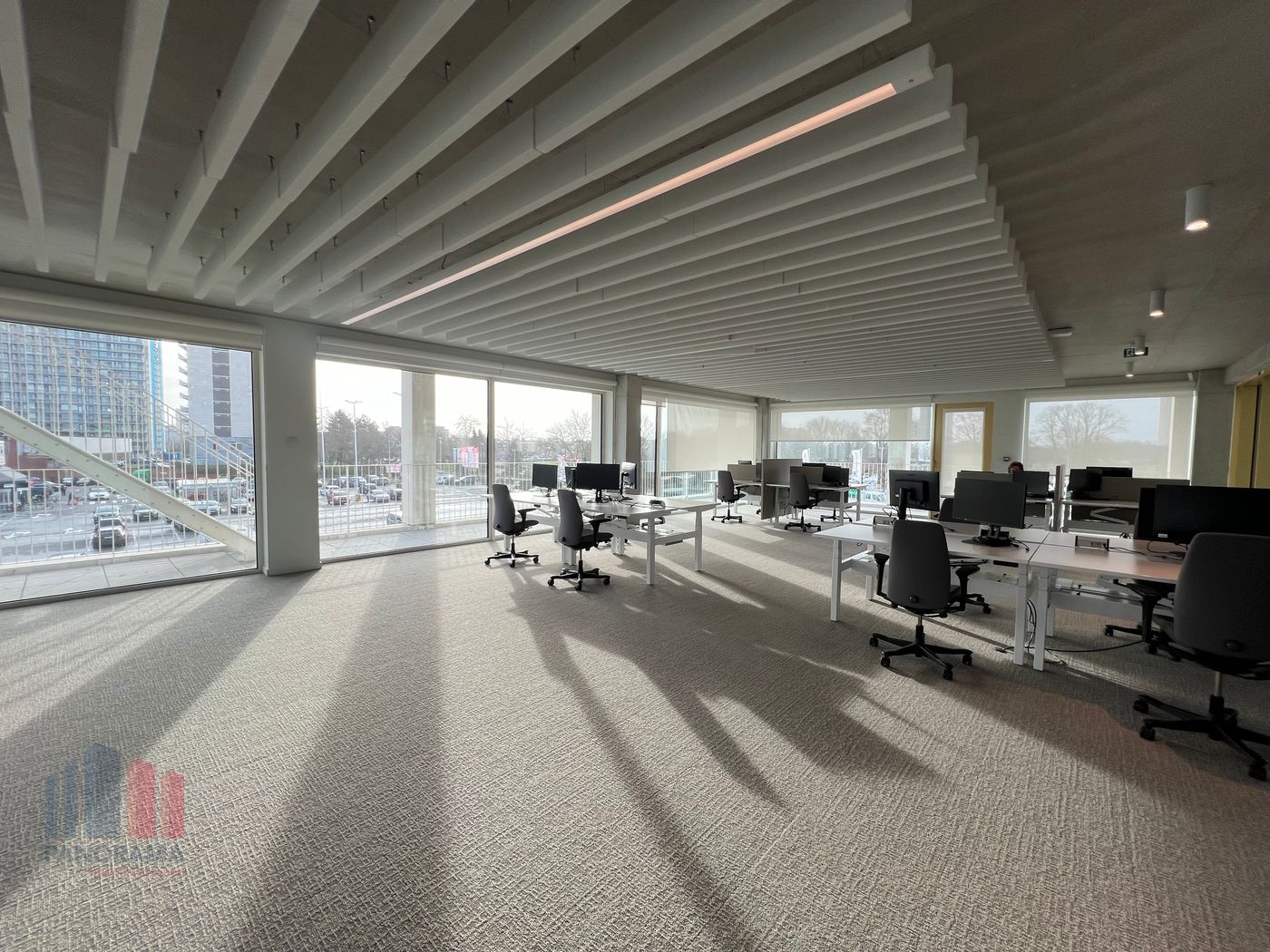 Sustainable 928 sqm office in exceptional location - photo 2