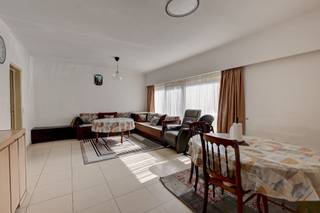 <p><span>In de Clement D'Hoogelaan, pal in het </span><span>centrum van Temse </span><span>staat dit </span><span>leuke appartement</span><span> te koop. Centraal gelegen met talloze winkels, voorzieningen voor sport en ontspanning en scholen. De nabijheid van invalswegen alsook de E17 en de zaat op nog geen 5 minuten wandelen, zorgen voor de ideale locatie!</span></p><p><span>Dit drieslaapkamerappartement is gelegen op de gelijkvloerse verdieping, gebouwd in 1967 en heeft een bruikbare oppervlakte van zo'n </span><span>98m²</span><span> (cfr. EPC). Naast een zee van ruimte telt dit appartement ook </span><span>drie slaapkamers</span><span> en een </span><span>garagebox </span><span>bij aan te kopen voor 25.000 euro.</span></p><p><span>Indeling</span></p><p><span>Eerste verdieping</span></p><p><span>- inkomhal</span></p><p><span>- apart toilet</span></p><p><span>- woonkamer en eetkamer</span></p><p><span>- keuken</span></p><p><span>- eerste slaapkamer </span></p><p><span>- tweede slaapkamer </span></p><p><span>- derde slaapkamer </span></p><p><span>- badkamer met ligbad, lavabo en toilet</span></p><p><span>- kelderberging</span></p><p><span>- garagebox</span></p><p><span>Bijzonderheden</span></p><p><span>- zeer centrale, doch rustige ligging</span></p><p><span>- erg veel ruimte en lichtinval</span></p><p><span>- EPC label D</span></p><p><span>- garagebox bij aan te kopen voor 25.000 euro</span></p><p><span>Ben jij geïnteresseerd in dit appartement in centrum Temse, ben je op zoek naar ander vastgoed of wens je de waarde van jouw eigendom te kennen? Dan ben je bij BOLT immo aan het juiste adres! Wij helpen jou graag verder.</span></p>