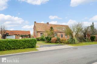 Deze te renoveren hoeve met tal van authentieke en rustieke elementen is gelegen op een ruim perceel van liefst 2053m2, waar rust, privacy...