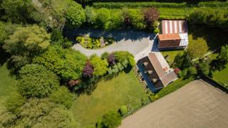 <p><span>Plan uw bezoek tijdens het bezoekweekend van 23 en 24 mei. Richtprijs: € 575.000</span></p>
<p><span>Welkom in de Duivigestraat 17 te Roeselare.</span></p>
<p><span>Achter een lange privatieve oprijlaan die elegant uitmondt in een rondpunt, ontvouwt zich een uitzonderlijk domein van ca. 3.300 m². Hier wordt het meteen duidelijk: dit is geen klassieke woning, maar een plek waar u zich volledig kan terugtrekken in uw eigen wereld.</span></p>