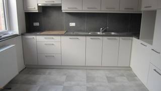 Gelegen op de 1ste en 2de verdieping met lift.<br /><br />Bestaande uit: <br />- verdieping 1: leefruimte met aansluitend zonneterras - inkomhal met traphal en apart toilet - ruime keuken met bergplaats.<br />- verdieping 2: 2 ruime slaapkamers - badkamer<br /><br />Bijhuren garage: 65 euro per maand<br />Syndic: 60 euro per maand<br /><br />Onmiddellijk vrij.