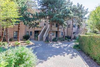 Op een absolute toplocatie, vlak bij de gezellige haven en op wandelafstand van winkels en horeca, bevindt zich dit charmante gelijkvloerse...