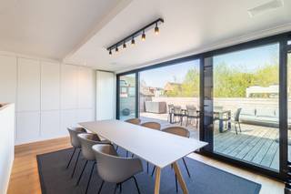 Gelegen op het charmante pleintje in het dorpscentrum van Hove, verwelkomt deze uitzonderlijke duplex met hoogwaardige afwerking u in alle comfort...