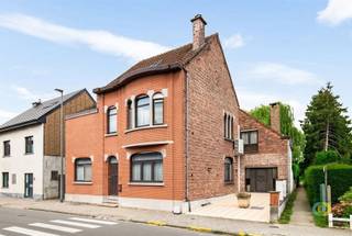 <p><span>In het landelijke Houtem bevindt zich deze verrassend ruime en veelzijdige woning, ideaal voor wie op zoek is naar een ruime gezinswoning, een combinatie van wonen en werken of een kangoeroewoning. De huidige eigenaars gebruikten het pand als kinesitherapiepraktijk met woonst. Op het gelijkvloers bevinden zich een praktijkruimte met eigen sanitair en een aparte, rolstoeltoegankelijke ingang, een bureauruimte die eveneens perfect kan dienen als extra slaapkamer, en een praktische berging/wasplaats met aansluitingen voor wasmachine en droogkast. Op de eerste verdieping bevindt zich het leefgedeelte met een lichtrijke woonkamer, keuken, twee ruime slaapkamers en een badkamer uitgerust met douche, ligbad en dubbele wastafel. Vanuit de leefruimte heeft u rechtstreeks toegang tot het terras en de tuin. De tweede verdieping biedt nog een extra slaapkamer en een zolderkamer die eenvoudig kan worden ingericht als vierde slaapkamer. Ook buiten heeft deze eigendom heel wat troeven. Via de elektrische poort bereikt u de oprit met carport, ruime parkeermogelijkheden en een uitzonderlijk ruime garage, ideaal als atelier, werkplaats of hobbyruimte. De tuin vormt een aangename plek met voldoende privacy om in alle rust te genieten en beschikt bovendien over een overdekt terras. De woning kan volledig naar eigen smaak worden ingericht, maar beschikt reeds over een gunstige EPC-score B. Hierdoor zijn er geen ingrijpende investeringen nodig op het vlak van energiezuinigheid. Een eigendom boordevol mogelijkheden, waar wonen, werken en ruimte perfect samenkomen.</span></p><p><span> </span></p><p><span> </span></p>