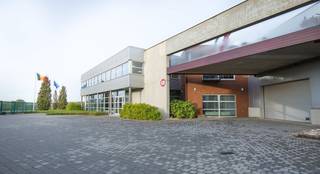 Cet immeuble d'affaires bien entretenu à vendre à Diest, situé dans le « parc industriel Webbekom », sur un petit hectare de terrain, bénéficie d'une excellente accessibilité grâce aux E313 et E314, situées chacune à quelques kilomètres du bâtiment. Le bâtiment comprend des bureaux, des entrepôts et un espace extérieur spacieux et magnifiquement aménagé.<br /><br />Surfaces :<br /><br />- terrain : 9 218,00 m²<br />- surface construite : 2 619,12 m²<br />- entrepôt : 2 160,00 m²<br />- bureaux : 1 011,00 m²<br /><br />Spécifications :<br />- Année de construction : 2002<br />- sol en polybéton<br />- structure en acier<br />- toits plats en partie en béton, en partie en acier<br />- murs en partie en béton, en partie en panneaux sandwich<br />- portail sectionnel (4 m * 4 m) <br />- hauteur libre 6,34 m<br />- Chaudière CVC au mazout sans condensation et pompe à chaleur (air/air)<br />- ventilation, échappement mécanique<br />- Éclairage LED<br />- Cabine haute tension de 160 KVA<br />- 3 * 400 V + N<br />- panneaux solaires<br /><br />Disponibilité :<br />après l'acte<br /><br />Financièrement :<br />- prix demandé 3 500 000,00€<br />- SOIT 19 329,00€<br />- À PARTIR DE 2025 21 308,73€<br /><br />Registre des mesures: non