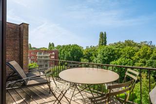 <p>This apartment enjoys an exceptional location in the sought-after district of Wilrijk. A place where nature, privacy and quality living go hand in hand, without compromising accessibility and comfort.</p>
<p>You enter through the entrance hall, which has been practically fitted with a guest toilet. The beautiful, high-quality parquet flooring immediately creates a warm atmosphere and flows elegantly into the sun-filled living area. Large windows establish a pleasant connection with the spacious terrace of no less than 9 m², where you can fully enjoy a peaceful view of the surrounding greenery. The trendy open-plan kitchen has been finished with high-quality materials, including a natural stone countertop, ceramic hob, dishwasher and built-in refrigerator. Adjacent, you will find a practical storage room with connections for a washing machine and dryer.</p>
<p>Furthermore, the apartment features 2 spacious bedrooms (21 m² & 14 m²) and, of course, a modern bathroom. Thanks to its clean lines, high-quality finishes and the thoughtful contrast between black and white materials, this space exudes pure elegance. The bathroom is equipped with a spacious walk-in shower, washbasin in a stylish vanity unit and toilet.</p>
<p>A cosy home where refinement meets a living experience you will enjoy every single day.</p>
<p>No more parking stress? Possibility to purchase a parking space for €20,000.00.</p>
<p>Technical details: Electrical installation compliant! Electric heating via a heat pump, high-efficiency glazing, insulated roof.</p>
<p>Urban planning information and soil certificate available. Asbestos-safe (but possibly not asbestos-free). The property is not located in a flood-risk zone (P-score D and G-score A). Renovation obligation does not apply.</p>
