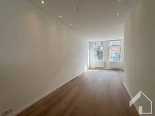 <p><span>Volledig gerenoveerd gelijkvloers appartement met tuin en atelier</span></p><p><span>In een verzorgd gebouw bevindt zich dit volledig gerenoveerde gelijkvloers appartement, ideaal voor wie op zoek is naar comfortabel wonen met een aangename buitenruimte en extra bergruimte.</span></p><p><span>Bij het betreden van het appartement komt u terecht in een fris en modern interieur, afgewerkt met oog voor kwaliteit en wooncomfort. Het appartement beschikt over een ruime slaapkamer en een aangename leefruimte die naadloos aansluit op de hedendaagse afwerking.</span></p><p><span>Een absolute troef is de volledig verharde privatieve tuin, waar u in alle rust kan genieten van het buitenleven. Achteraan biedt deze tuin rechtstreeks toegang tot een praktische zeer ruime opslagruimte of atelier, ideaal voor hobbyisten, extra stockage of het veilig opbergen van fietsen.</span></p><p><span>Verder beschikt het gebouw over een ruime gemeenschappelijke inkomhal, waar de mogelijkheid voorzien is om een elektrische fiets op te laden. Bovendien hoort bij het appartement een privatieve kelder, uitgerust met aansluitingen voor een wasmachine en droogkast.</span></p><p><span>De nutsvoorzieningen zijn praktisch geregeld: gas en elektriciteit worden apart afgerekend, terwijl het waterverbruik via de gemeenschappelijke kosten wordt verdeeld. Deze bedragen 50 euro per maand.</span></p><p><span>Dankzij de grondige renovatie, de praktische indeling en de extra buiten- en bergruimte is dit appartement een uitstekende keuze voor wie op zoek is naar een instapklare huurwoning met net dat tikkeltje meer.</span></p><p><span> </span></p><p><span>Schrijf u in op het bezoekmoment via onze website: www.immomk.be</span></p><p><span> </span></p>
