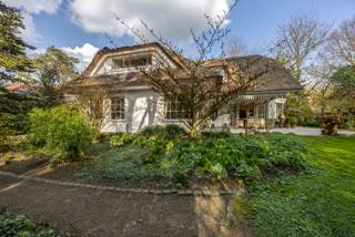 Deze ruime en degelijk gebouwde villa combineert comfort, karakter en een uitzonderlijk gevoel van ruimte. De woning is residentieel gelegen in...