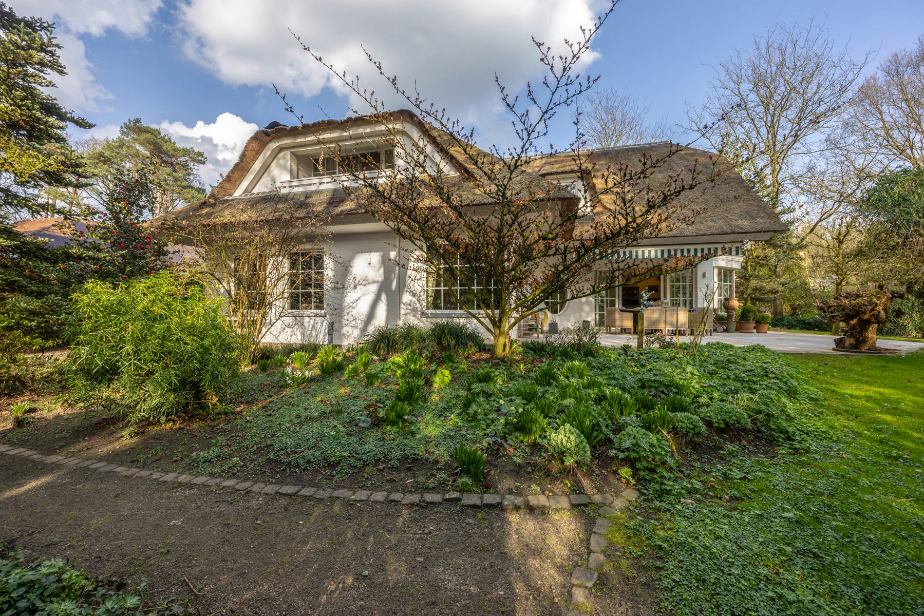 Unieke villa met 4 slpks, 3 bdks, riante garage & guesthouse - foto 1