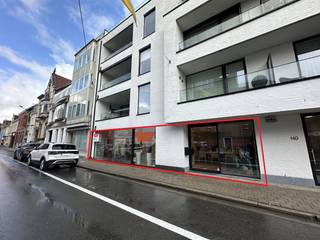 Espace de bureau de 162 m² à louer dans la Stationsstraat à Waregem, à quelques pas de la gare et du centre de Waregem. Grâce à sa situation...