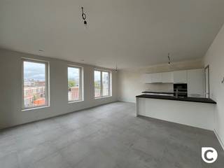 <p><span>Ruim 2-slaapkamerappartement in nieuwbouwcomplex</span></p><p><span>Ontdek dit moderne 2 -slaapkamerappartement in het nieuwbouwcomplex Stadsterras.</span></p><p><span>Gelegen in het centrum van Mortsel met winkels, horecagelegenheden en openbaar vervoer op wandelafstand bereikbaar.</span></p><p><span> </span></p><p><span>Leefruimte en keuken</span></p><p><span>De lichtrijke leefriumte en keuken bevinden zich in dezelfde ruimte waardoor u ook vanuit de keuken kan genieten van het uitzicht dat te zien is door het grote schuifraam.</span></p><p><span>Achter het schuifraam bevind zich een groot terras waar u na een drukke dag rustig kan ontspannen.<br />De keuken is uitgerust met een inductie kookplaat, een microgolfoven en oven.</span></p><p><span> </span></p><p><span>Slaapkamers en badkamer</span></p><p><span>De twee slaapkamers, waarvan één grote en één kleinere, beschikken over genoeg ruimte om deze in te richten naar eigen wensen.<br />De badkamer beschikt over een ligbad en 2 lavabo's wat basiscomfort biedt voor uw dagelijkse routine.</span></p>