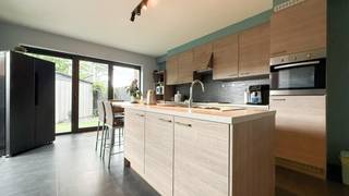 Bij ImmoFusion 7/7 “open huis” : klik op onze 3D-TOUR. <br />Ervaar vastgoed alsof je er zelf doorloopt!<br /><br />Deze verzorgde woning, gebouwd in 2012, is gelegen in een rustige en kindvriendelijke omgeving in het Suskahof 16 te Heusden-Zolder. De woning beschikt over drie volwaardige slaapkamers en biedt een praktische indeling met veel natuurlijk licht.<br />Dankzij de dubbele beglazing geniet u van een aangenaam wooncomfort en een goede energieprestatie. Op een perceel van 3 are 20 centiare beschikt de woning over een onderhoudsvriendelijke buitenruimte, ideaal voor gezinnen of koppels die op zoek zijn naar comfortabel wonen.<br />De ligging combineert rust met een goede bereikbaarheid van winkels, scholen, openbaar vervoer en belangrijke verbindingswegen. Woningen in deze buurt dateren veelal uit 2012 en bevinden zich in een gegeerde residentiële omgeving. <br />Een ideale eigendom voor wie op zoek is naar een instapklare woning met drie slaapkamers op een rustige locatie.<br /><br />Pluspunten:<br />- Recente woning (2012) <br />- 3 slaapkamers <br />- Drievoudige beglazing <br />- Energiezuinig <br />- Rustige, kindvriendelijke buurt <br />- Onderhoudsvriendelijk perceel van 3a20ca <br />- Instapklaar <br />- Goede bereikbaarheid van winkels, scholen en invalswegen<br /><br />Maatregelen opgenomen in het Maatregelenregister: nee<br /><br />Voor een afspraak of meer info, bel ons op 078/78.78.70, of kom gewoon binnen op ons kantoor. Steeds welkom!