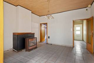 Bent u op zoek naar een woning met veel karakter en renovatiepotentieel in een rustige en aangename buurt? Dan is deze gesloten bebouwing te Deurne zeker een interessante opportuniteit. <br /><br />De woning ligt vlakbij lokale scholen, winkels en parken, met een goede verbinding naar het centrum van Antwerpen en openbaar vervoer in de buurt, wat het ideaal maakt voor zowel gezinnen als mensen die vlot willen pendelen.<br /><br />Op het gelijkvloers vinden we een ruime leefruimte met aparte eetkamer, een keuken en een apart toilet. Verder bevindt zich nog een inpandige garage en een veranda die uitkijkt op de ruime tuin.<br />De eerste verdieping biedt twee volwaardige slaapkamers.<br /><br />Verder beschikt de woning over een kelder en een tuinhuis, wat extra opslag- en gebruiksmogelijkheden creëert. De ruime tuin biedt tal van mogelijkheden om een groene oase te creëren, volledig naar eigen wens in te richten en te benutten.<br /><br />Pluspunten: <br />+ Inpandige garage <br />+ Ruime tuin met tuinhuis <br />+ Uitbreidingsmogelijkheden<br />+ Kelder aanwezig <br />+ Centrale, rustige ligging dichtbij voorzieningen en openbaar vervoer <br />+ Veel renovatiepotentieel om de woning volledig naar eigen stijl te brengen<br /><br />Interesse? Neem contact met ons op via 03 337 50 70 of info@vbvastgoed.be.