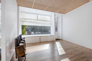 <strong>Woning met opslagruimte / kleine werkruimte op het gelijkvloers op de Troonplaats in Antwerpen.</strong><br /><br /><strong>Omschrijving:</strong><br />Gelegen op een levendige en aantrekkelijke locatie aan de Troonplaats in Antwerpen, deze woning biedt een aangename combinatie van ruime leefruimtes en praktische bergruimte.<br /><br />Het gelijkvloers beschikt over een opslagruimte / kleine werkruimte met ingemaakte kasten, een apart toilet en handenwasser. Deze ruimte is <strong>ideaal voor stockage, hobby's of het uitoefenen van een niet-commerciële activiteit</strong>. Vanuit de opslagruimte is er tevens toegang tot de kelder. <br />Op het eerste verdiep, <strong>ruime keuken</strong> met aansluitende eetkamer, een praktische wasplaats en een balkon.<br />Op de tweede verdieping vinden we de woonkamer en de badkamer met douche.<br />En tenslotte, een <strong>volledig ingerichte zolder als slaapkamer.</strong><br /><br /><strong>Ligging:</strong><br />Gelegen aan de Troonplaats in Antwerpen, een levendige en populaire buurt met een <strong>aangename mix van residentiële bebouwing, winkels, horeca en lokale handelszaken. </strong>De omgeving biedt een gezellige dynamiek en is dankzij de <strong>centrale ligging vlot bereikbaar.</strong> Vlak aan openbaar vervoer, vélostations en belangrijkste verbindingswegen!