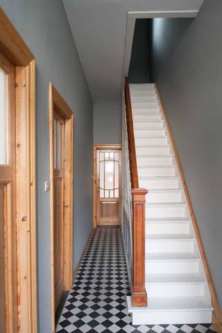 Gezellig en charmant gelijkvloers appartement met tuin te koop in levendige buurt in Antwerpen.<br /><br />Instapklaar appartement (75 m²) met 1 slaapkamer en stadstuin.<br />Het appartement bevindt zich op het gelijkvloers van een kleinschalig en verzorgd gebouw bestaande uit drie wooneenheden. <br /><br />Via de inkomhal en gemeenschappelijke gang, die alle ruimtes met elkaar verbindt, betreed je het appartement. Vooraan bevindt zich de ruime slaapkamer. Centraal gelegen vind je de gezellige leefruimte, met houten parket. Deze geeft onmiddellijke toegang tot eetkamer en open keuken die achteraan de woning gelegen zijn. De keuken is uitgerust met gasvuur en alle hedendaags comfort. Deze geeft tevens toegang tot de sfeervolle stadstuin. Verder beschikt het appartement over een badkamer met ligbad, lavabomeubel en toilet. Dankzij de droge kelder heb je een handige berging ter beschikking.<br /><br />De achtergevel en het dak werden conform de norm geïsoleerd en netjes afgewerkt in 2024. Vaste kosten zijn beperkt. Alle verbruikskosten worden gescheiden door middel van aparte meters, wat zorgt voor een efficiënt en controleerbaar gebruik. In de woonkamer bevindt zich een karaktervolle gaskachel die voor gezellige warmte zorgt. Er is centrale verwarming op gas in badkamer en keuken aanwezig. De mogelijkheid om deze verder uit te breiden is eenvoudig, via de nieuwe hogerendementsketel (2024). De elektriciteit in het appartement is conform.<br /><br />Het openbaar vervoer is vlot bereikbaar en ook de A12 en andere verbindingswegen liggen op slechts enkele minuten rijden. Daarnaast zijn er in de nabije omgeving velo-stations en een Cambio-standplaats te vinden. Voor wie graag de natuur opzoekt, ligt het Kielpark op wandelafstand, en het Schoonselhof en de Hobokense Polder op fietsafstand. <br /><br />Ben je op zoek naar een startersappartement met charme? Mis deze kans dan niet!<br />KIJKDAG op zaterdag 2 mei 2026. Schrijf je in via deze link: https://form.jotform.com/260944525238057