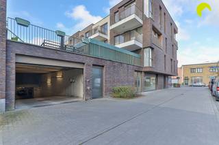 Op een ideale locatie in het centrum van Mortsel, vinden we deze ondergrondse autostaanplaats in een verzorgd en recent gebouw. De garage is 24/24...