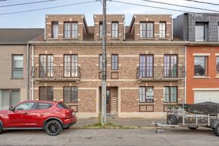 <p>Op het gelijkvloers van een rustig gelegen gebouw in de Lt Philippartstraat te Steenokkerzeel wacht dit instapklare appartement op jou. De ligging in een rustige zone, gecombineerd met de nabijheid van winkels, scholen, openbaar vervoer en invalswegen, maakt dit een plek waar wonen en leven moeiteloos samenkomen. Je stapt binnen in een gebouw met slechts twee verdiepingen, wat meteen al dat kleinschalige, huiselijke gevoel meegeeft.</p><p>Eenmaal binnen val je op hoe functioneel en overzichtelijk dit appartement is ingedeeld. De ruime woonkamer van 29 m² vormt het hart van de woning en biedt volop plaats om te ontspannen of te ontvangen. De ingerichte keuken van 7 m² sluit hier vlot op aan. Via de nachthal bereik je de twee slaapkamers, met een mooie 17 m² en een praktische 10 m², ideaal voor een gezin, thuiswerkplek of logeerkamer. De badkamer, voorzien van een bad, meet 7 m² en wordt aangevuld met een apart toilet. Een kelder van ruim 3 m² biedt extra bergruimte, terwijl het totale bewoonbare oppervlak van 87 m² zorgt voor een aangenaam gevoel van ruimte doorheen de hele woning.</p><p>Buiten geniet je van een terras van maar liefst 18,75 m², georiënteerd op het noordwesten, een heerlijke plek om buiten te vertoeven. Het gebouw is opgetrokken in 1987 met een stenen gevel en houten buitenschrijnwerk met dubbele beglazing. De individuele gasverwarming op radiatoren zorgt voor comfort doorheen de seizoenen, en dankzij de aanwezige videofoon en branddetectie woon je er ook veilig. Het EPC-label C bevestigt bovendien een degelijke energetische basis.</p><p>Een staanplaats in de ondergrondse garage kan bijkomend aangekocht worden aan € 17.000.</p><p>De combinatie van rust en bereikbaarheid maakt deze locatie bijzonder interessant: winkels, scholen, sportfaciliteiten, het station en invalswegen liggen allemaal binnen handbereik, zodat je nooit ver hoeft te reizen voor je dagelijkse bezigheden. Ben je benieuwd hoe dit appartement in het echt aanvoelt? Neem gerust contact op met ons kantoor om een bezoek in te plannen, dan ontdek je deze aangename thuis met eigen ogen.</p>