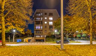 Ontdek dit charmante gelijkvloers appartement van 78m² in een stijlvol en verzorgd gebouw, op wandelafstand van het commercieel centrum,...