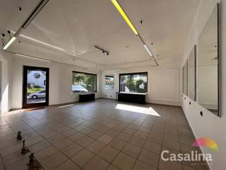 CASALINA Real Estate biedt exclusief te koop aan : Commerciële gelijkvloers – ideaal voor vrije beroepen.Gelegen aan de Mechelsesteenweg, op een...