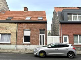 Te moderniseren dorpswoning met 2 slaapkamers, een zij-ingang en een grote tuin met berging, de laatste renovatie dateert van 30 jaar geleden,...