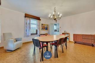 OP TE KNAPPEN GEZINSWONING MET VEEL POTENTIEEL NABIJ MAASTRICHT !We vinden deze halfopen woning met een bewoonbare oppervlakte van 202 m² terug op...