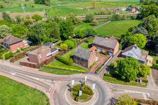 In een rustige en groene omgeving, vlak bij het station en vlotte verbindingswegen, ontdek je deze charmante woning met bijgebouwen, een ruime tuin...